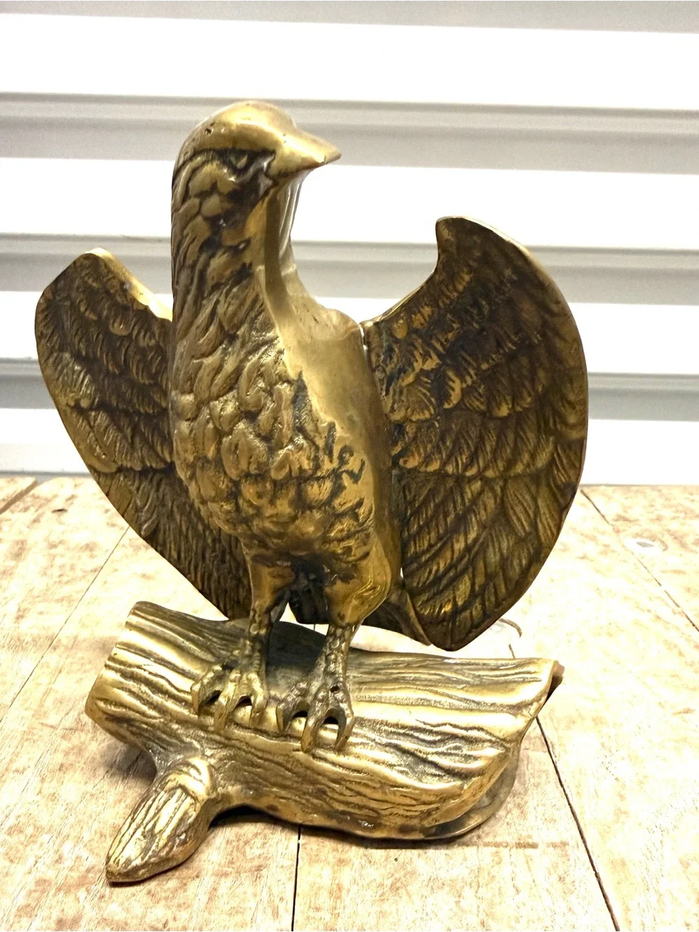 Vintage brass eagle figurine perched on a hollow log,Very nice detailed feathers - Picture 1 of 6